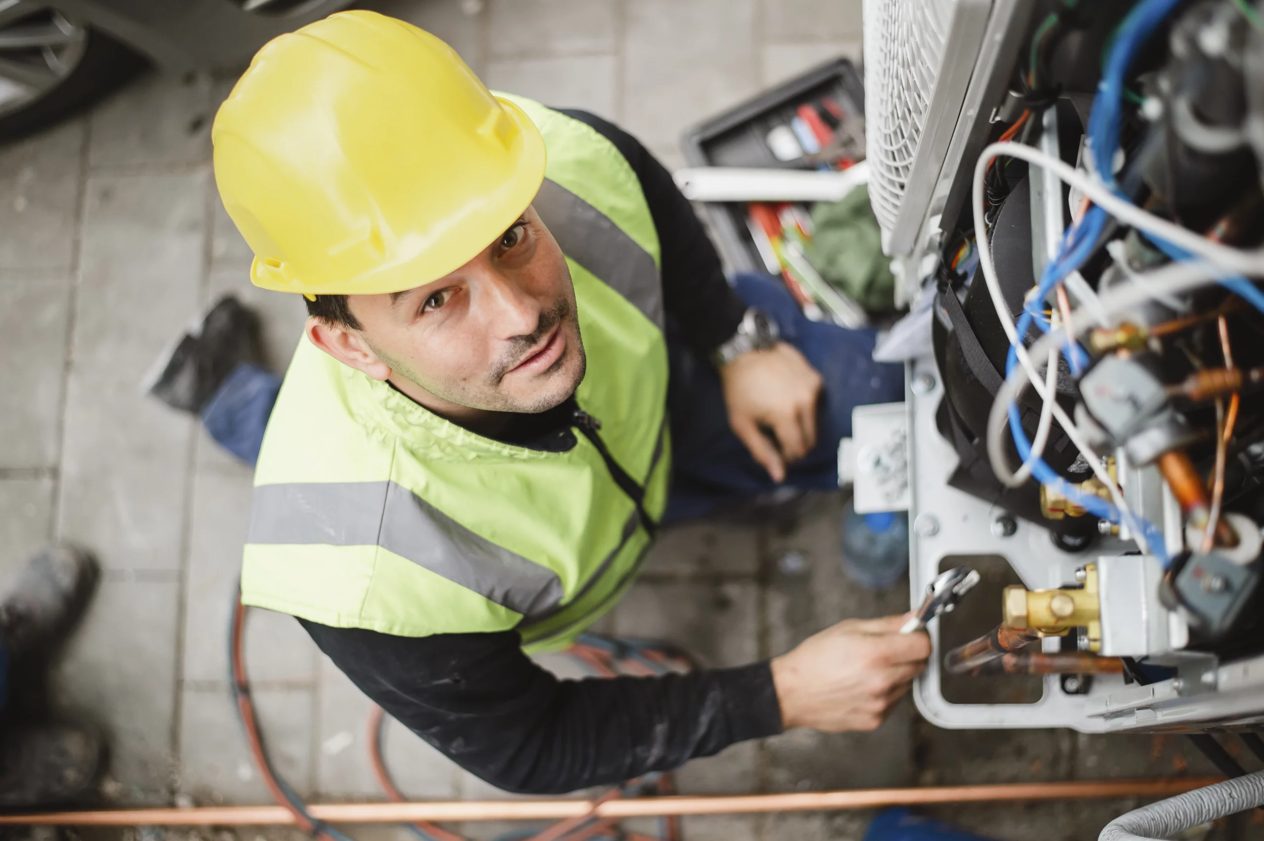 Techniker bei der Installation einer Wärmepumpe